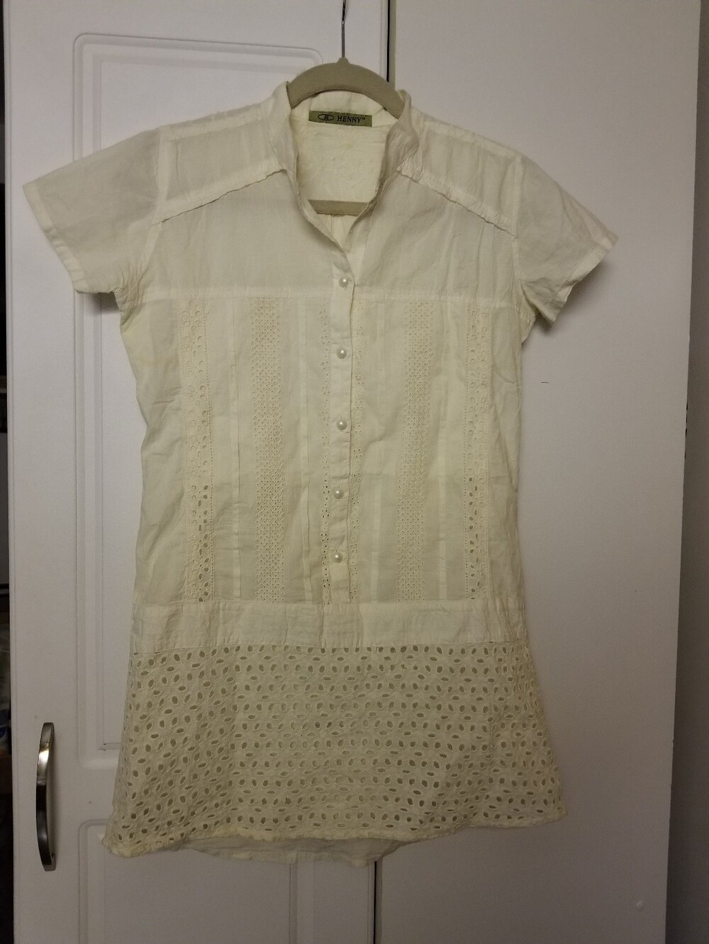 🍁🌺🌲Henny short sleeved pearl button down tunic top with eyelet embroidery